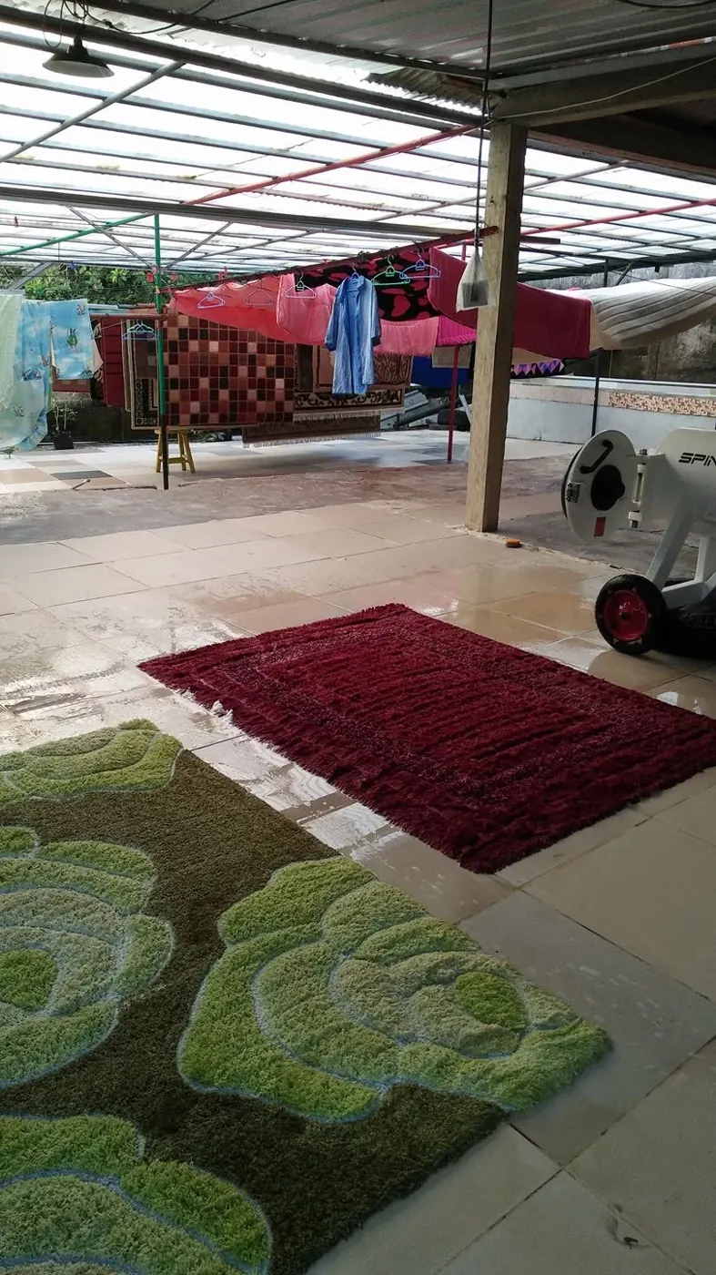 Area jemur dan karpet shaggy di samping mesin spinner