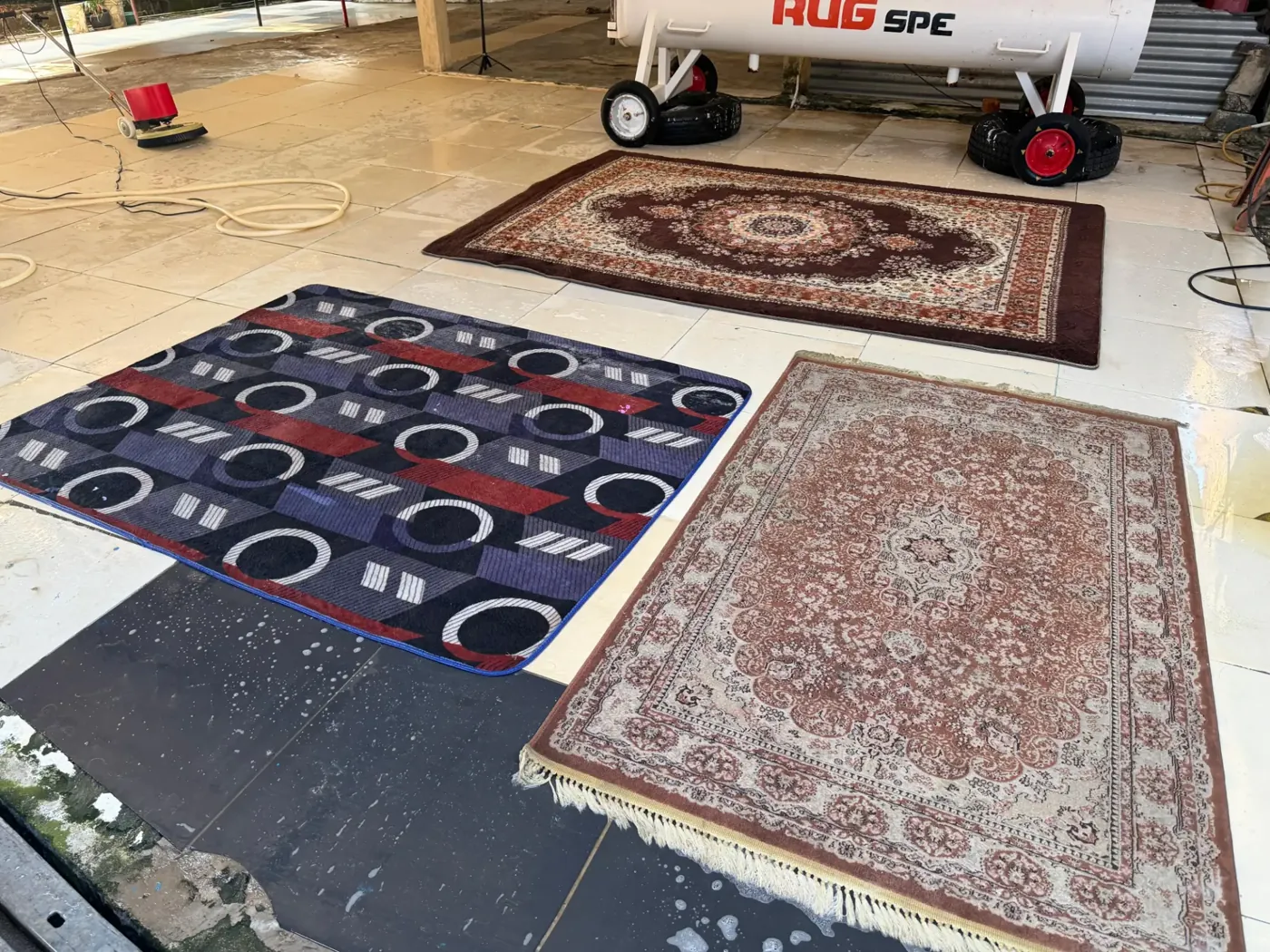 Karpet dicuci di lantai cuci dekat mesin spinner