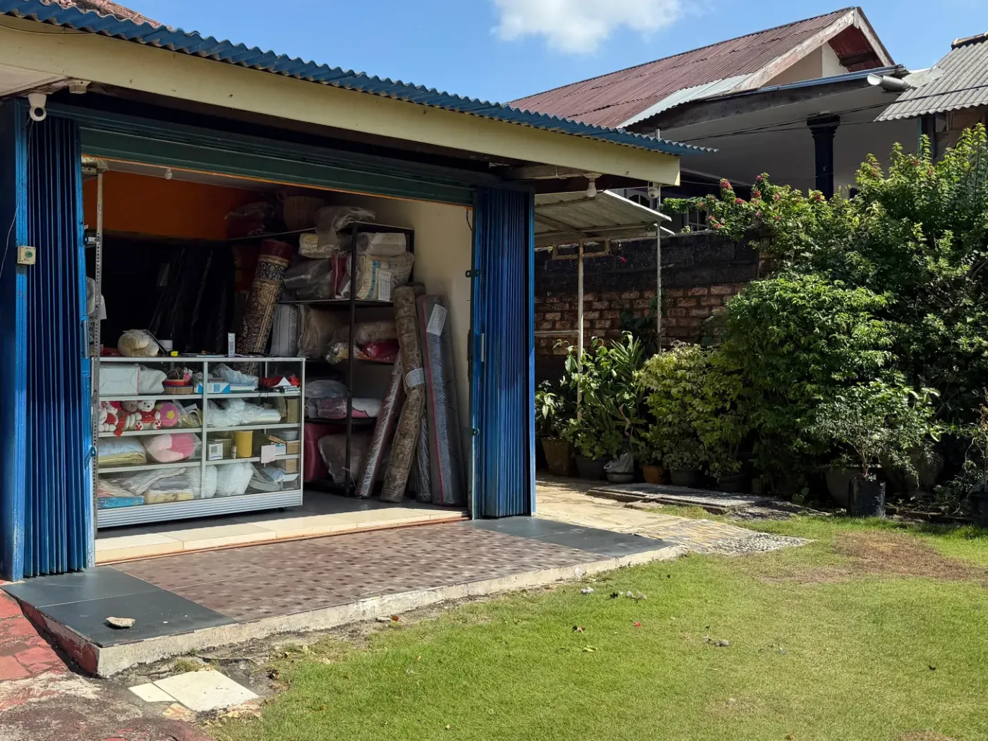 Bagian depan tempat usaha Indri Laundry
