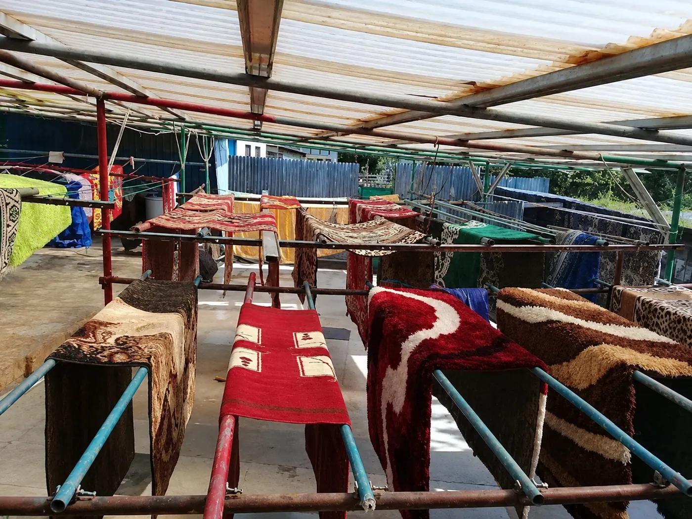Karpet dijemur di rak besi beratap