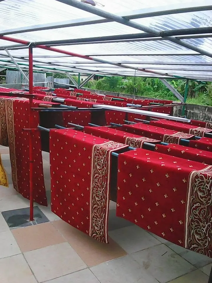 Karpet masjid merah dijemur berderet
