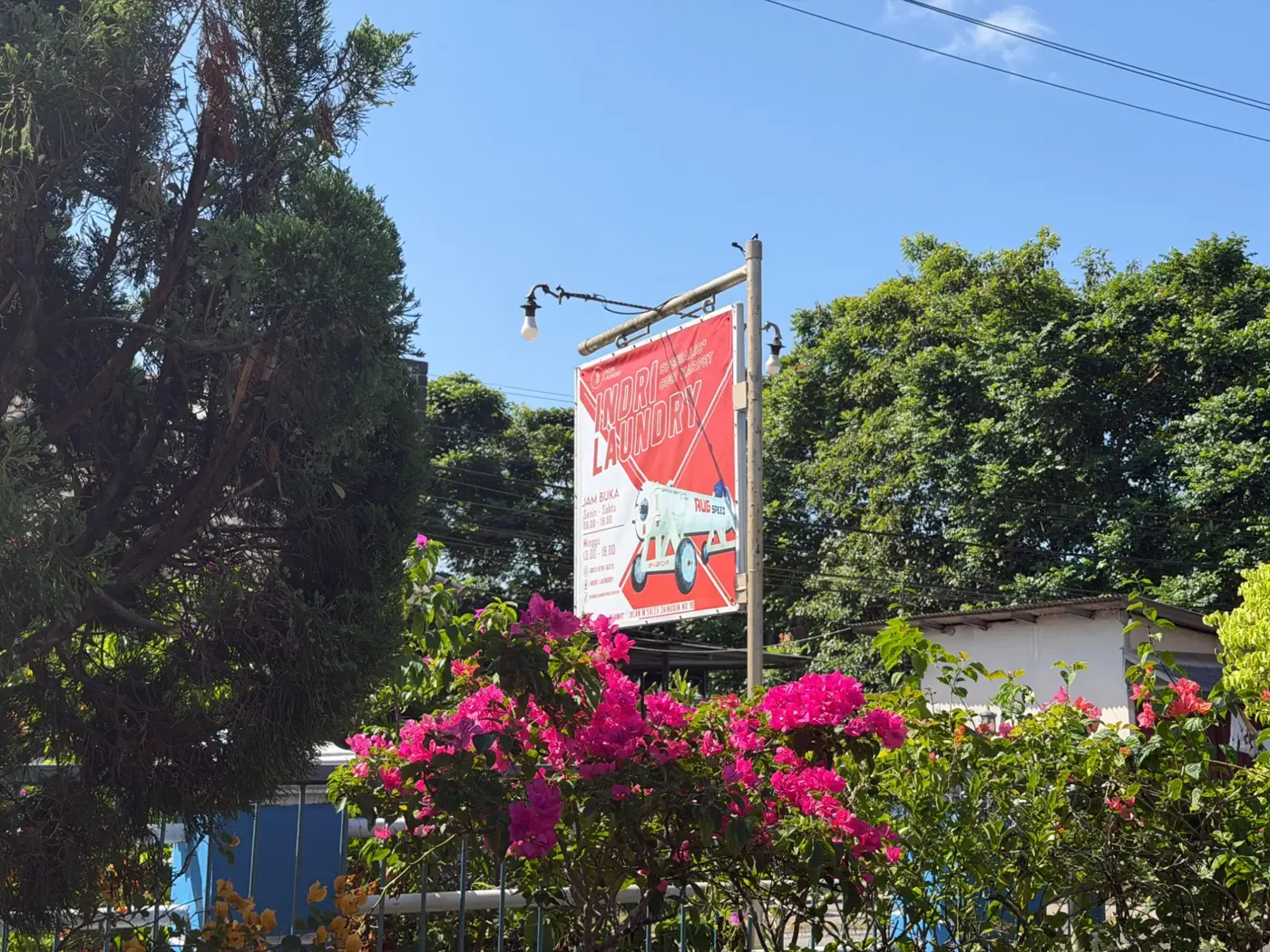Papan nama Indri Laundry di depan tempat usaha